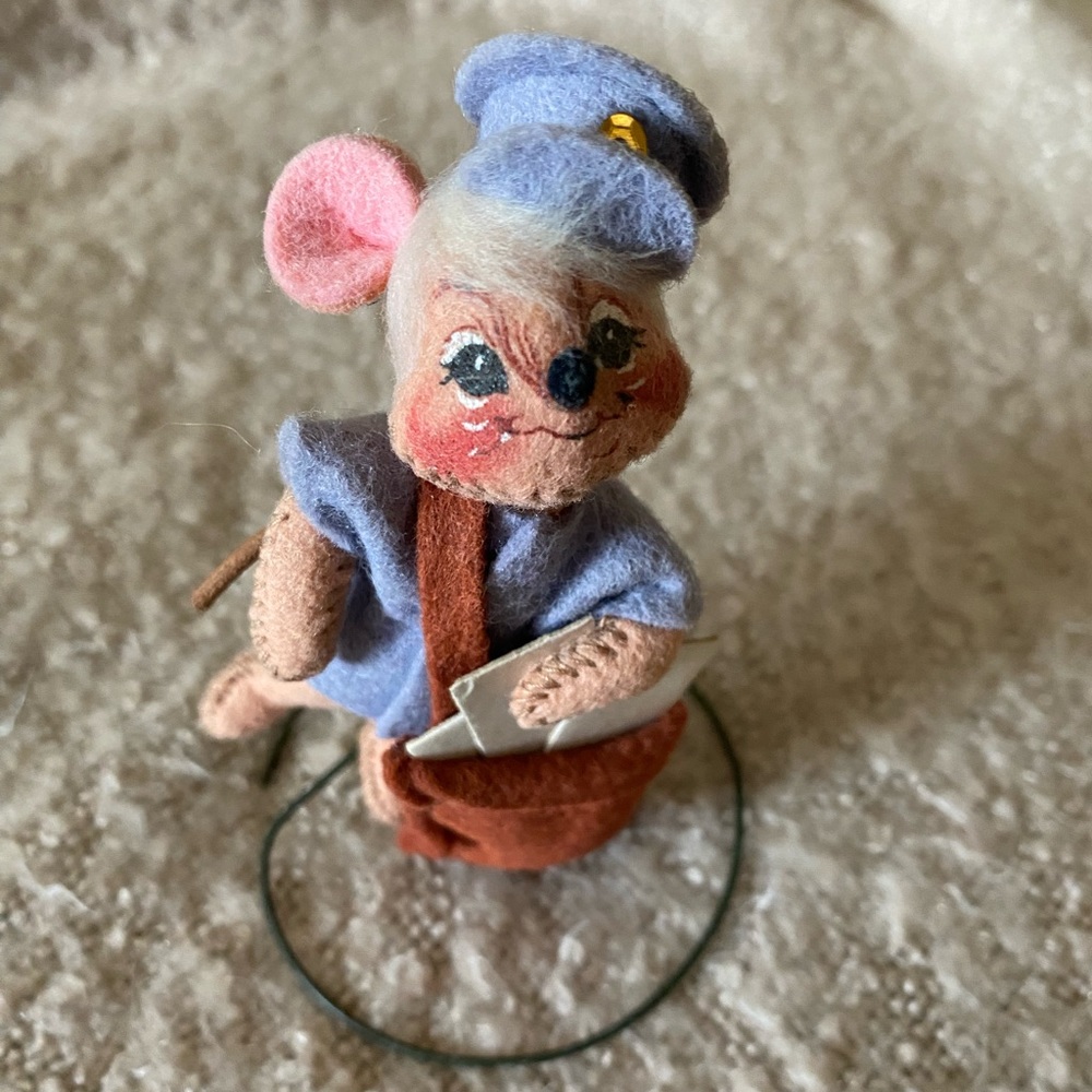 Annlee Mailman Mouse with Removal Wire Base Made in USA 1996 4”h on wire base